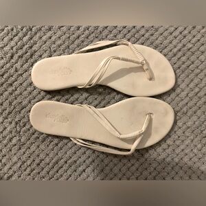 Charlotte Rouse women’s white sandal flip flop size 8. IUC offers welcome!